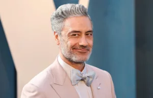 Taika Waititi a dévoilé que lors de sa courte apparition dans la publicité du Super Bowl 2012 diffusée sur NBC, Donald Trump, alors président des États-Unis, avait présenté une « liste d’exigences ». Cette annonce mettait en scène plusieurs célébrités du réseau, […]