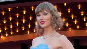 Lors du récent match Bills-Chiefs, Ella Piazza, une fan de 8 ans, a eu une surprise incroyable. Aujourd’hui, nous vous racontons l’histoire réconfortante de la façon dont Jason Kelce l’a soulevée pour voir Taylor Swift en personne. Ella, une grande […]