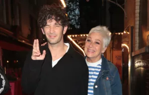 La mère de Matty Healy, le leader du groupe The 1975, Denise Welch, s’est ouverte sur sa relation avec les fans de son fils lors d’une récente interview avec la BBC News. Ancienne vedette de Coronation Street et du panel […]