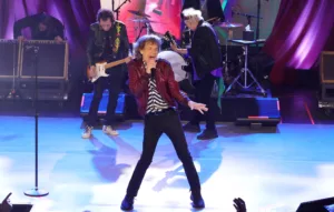 Les Rolling Stones dévoilent leur nouvelle vidéo « Mess It Up » avec Nicholas Hoult Le groupe emblématique Les Rolling Stones a récemment mis en ligne la vidéo officielle de son dernier single, « Mess It Up ». Le titre est issu de leur […]