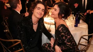 Timothée Chalamet et Kylie Jenner ont confirmé leur relation lors des Golden Globe Awards de cette année. Après des mois de spéculations, le couple est apparu ensemble sur le tapis rouge, partageant des regards affectueux et des baisers doux. Voici […]