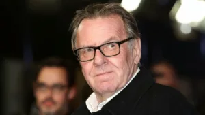 Le 30 décembre 2023, le monde du cinéma a perdu une de ses figures emblématiques. Tom Wilkinson, grand acteur britannique connu pour des films tels que « The Full Monty », « Shakespeare in Love » et « The Best Exotic Marigold Hotel », nous a […]