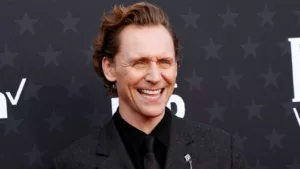 Tom Hiddleston, l’acteur anglais célèbre pour son rôle de Loki dans les films Thor de Marvel, célèbre aujourd’hui son anniversaire. Pour l’occasion, revenons sur cinq autres performances mémorables de cet acteur talentueux. Dans « Cheval de guerre » (2011), Tom a joué […]