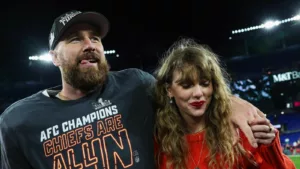 Taylor Swift était présente au stade M&T Bank pour encourager Travis Kelce, son petit ami et joueur des Chiefs, lors du match éliminatoire du championnat de l’AFC contre les Ravens de Baltimore. Elle regardait le match depuis une suite avec […]