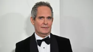 Tom Hollander, connu pour son rôle dans The White Lotus, a révélé dans un récent épisode de Late Night with Seth Meyers que son agence lui avait envoyé par erreur le paiement de sa performance dans l’un des films Avengers. […]