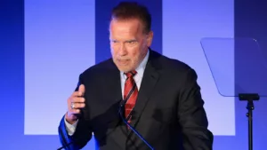 Arnold Schwarzenegger a été arrêté à l’aéroport de Munich pour avoir omis de déclarer une montre coûteuse, selon un porte-parole des douanes. Schwarzenegger devrait pouvoir continuer son voyage plus tard dans la journée, mais « la montre devra probablement rester ». Des […]