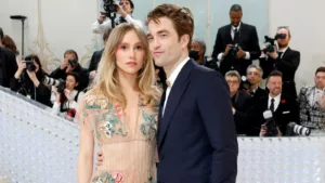 C’est confirmé: Robert Pattinson et Suki Waterhouse se marient ! Les deux acteurs sont fiancés et souhaitent se marier. Cette nouvelle intervient après que Waterhouse a été vue portant une bague en diamant à la main gauche, suscitant des rumeurs […]