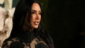 Kim Kardashian, une femme d’affaires et star de télé-réalité, a récemment partagé sur Instagram Stories sa lutte contre le psoriasis. Elle a montré des vidéos des taches rouges et crues sur sa peau et a expliqué qu’elle ne sait pas […]