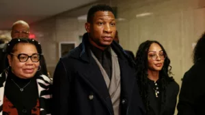 La carrière de Jonathan Majors, 34 ans, a subi un autre coup dur après avoir été reconnu coupable d’accusations d’agression et de harcèlement le mois dernier, comme le rapporte CNN. PHOTO DE DOSSIER : L’acteur Jonathan Majors arrive avec Meagan […]