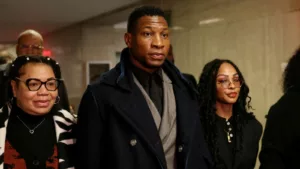 Jonathan Majors, ancienne star de Loki du MCU, a été remplacé dans le rôle de Dennis Rodman dans le biopic du joueur de la NBA intitulé provisoirement « 48 heures à Vegas ». Cette décision fait suite à son récent verdict de […]