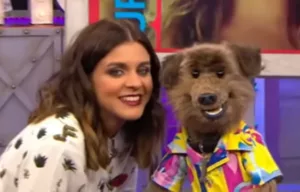 Les célébrités de CBBC, Hacker T Dog et Lauren Layfield, ont recréé leur clip viral « Nous sommes juste des hommes normaux » dans une toute nouvelle vidéo. Le clip, initialement diffusé sur CBBC en 2016 et refait surface en 2022, mettait […]