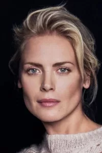 Synnøve Macody Lund est une journaliste, manequin et actrice. En 2020, elle apparait dans la série Netflix Ragnarok.   Date d’anniversaire : 24/05/1976