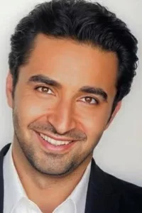Pejman « Pej » Vahdat is an Iranian-American actor best known for his roles as Arastoo Vaziri on Bones, Young Faraz Hamzad on The Old Man, Kumar Mukherjee on Sneaky Pete, and Kash on Shameless.   Date d’anniversaire : 10/04/1982