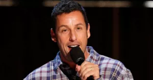 Adam Sandler est de retour sur scène pour un nouveau spécial Netflix réalisé par Josh Safdie. Le légendaire acteur comique s’associe au co-réalisateur d’Uncut Gems pour une toute nouvelle comédie spéciale qui sera diffusée sur Netflix. Ce sera sa deuxième […]