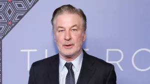 La star hollywoodienne Alec Baldwin est une fois de plus sous le coup d’une accusantion d’homicide involontaire en relation avec l’accident tragique survenu sur le plateau de « Rust« . La directrice de la photographie, Halyna Hutchins, a été accidentellement tuée par […]