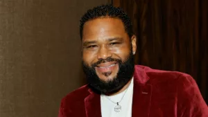 Anthony Anderson a partagé une publication humoristique sur Instagram cette semaine. Il semblait se moquer de lui-même en évoquant le fait qu’il n’est plus aussi agile qu’il l’était auparavant. Il a également révélé qu’il a été blessé lors du tournage […]