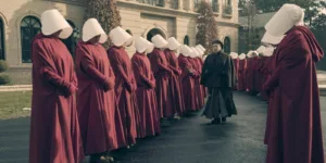 La suite du spectacle Handmaid’s Tale est toujours en développement, selon la dernière mise à jour de Disney Exec. Basé sur le roman de Margaret Atwood, Le conte de la servante est une série primée qui se déroule dans un […]