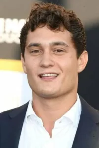 Rafi Gavron is an English actor. He had supporting roles in the films Breaking and Entering, Nick & Norah’s Infinite Playlist, A Star Is Born, and the series Life Unexpected and Godfather of Harlem.   Date d’anniversaire : 28/05/1989