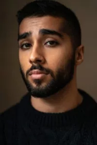 Chaneil Kular was born on August 20, 1999 in England. He is an actor, known for Sex Education (2019), Informer (2018) and Doctors (2000).   Date d’anniversaire : 20/08/1999