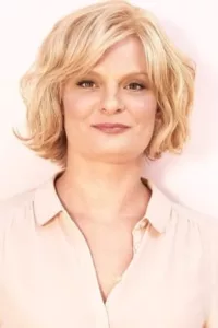 Martha Plimpton (born November 16, 1970) is an American singer, stage and screen actress, best known for playing the lead role of Virginia Chance on the television sitcom « Raising Hope », and for guest starring as Patti Nyholm in the CBS […]