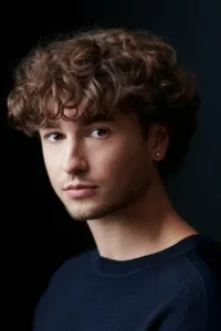 Gabriel LaBelle (September 20, 2002) is a Canadian actor. He is best known for his leading role as young aspiring filmmaker Sammy Fabelman in Steven Spielberg’s semi-autobiographical film « The Fabelmans » (2022), for which he received acclaim and won the Critics’ […]