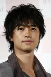 Takumi Saitoh (斎 藤 工 Saitō Takumi, Tokyo, Japon, 22 août 1981) est un acteur, un chanteur et un modèle japonais.   Date d’anniversaire : 22/08/1981