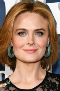 Emily Erin Deschanel (born October 11, 1976) is an American actress, director and producer. She is best known for starring in the Fox crime procedural comedy-drama series Bones as Dr. Temperance Brennan from 2005 to 2017.   Date d’anniversaire : […]