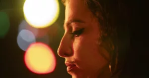 La bande-annonce du biopic Back to Black raconte l’histoire derrière les paroles d’Amy Winehouse. Le film, produit par Focus Features, sortira au début de l’été. Le biopic met en vedette Marisa Abela dans le rôle d’Amy Winehouse, ainsi que Jack […]