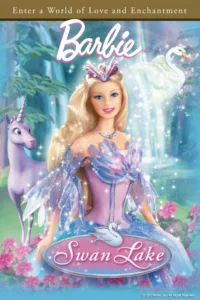 Monitrice dans une colonie de vacances, Barbie propose un conte de fées à une fillette qui ne trouve pas le sommeil. Dans cette histoire, Odette, la fille du boulanger, suit une licorne dans une forêt enchantée. Mais elle est transformée […]