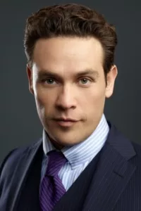 Kevin Alejandro is an American actor.   Date d’anniversaire : 07/04/1976