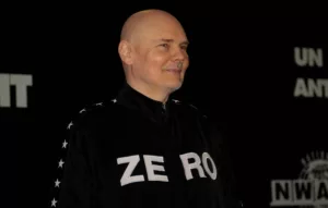 Lors de l’émission du réveillon du Nouvel An diffusée sur NBC Chicago, une surprise musicale nous a été offerte par le célèbre Billy Corgan. En effet, en collaboration avec Wizzo The Wizard, un personnage culte de la série télévisée Bozo […]