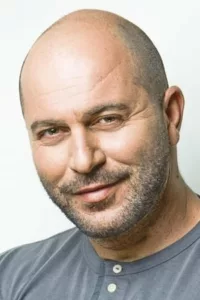 Lior Raz is an Israeli actor and screenwriter best known for creating the political thriller Fauda and portraying the main character Doron Kavillio. Born to immigrants from Iraq and Algeria, Raz was raised in Jerusalem.   Date d’anniversaire : 24/11/1971