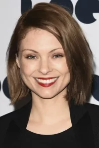 MyAnna Buring is a Swedish-born British actress, known for her roles in The Descent, The Twilight Saga: Breaking Dawn – Part 1 and Part 2, Ripper Street and Downton Abbey.   Date d’anniversaire : 22/09/1979