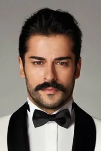 Burak Ozcivit is a Turkish film and TV actor   Date d’anniversaire : 24/12/1984