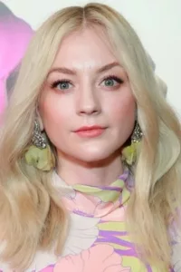 Emily Kinney (born August 15, 1985 height 5′ 4½ » (1,64 m)) is an American actress and singer. She is best known for her role as Beth Greene in the AMC television series The Walking Dead.   Date d’anniversaire : 15/08/1985