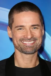 Hans Warren Christie is a British-born Canadian television and film actor known for his roles as Ray Cataldo on the ABC drama October Road and as Aidan « Greggy » Stiviletto on the ABC series Happy Town.   Date d’anniversaire : 04/11/1975