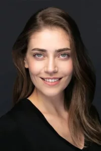 Öznur Serçeler is a film and television actress, model   Date d’anniversaire : 01/01/1987
