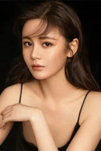 Chinese actress Sabrina Qiu is director Wong Jing’s latest starlet and has already appeared in several of his movies.   Date d’anniversaire : 30/10/1990