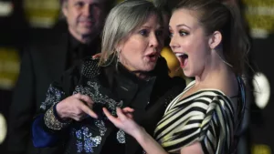 En commémorant le septième anniversaire du décès de sa mère, l’actrice Billie Lourd a publié un hommage poignant à Carrie Fisher sur Instagram. Lourd a légendé une photo d’elle-même, alors plus jeune, en compagnie de sa mère sur la plage […]