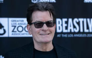 Charlie Sheen aurait été attaqué par un voisin à son domicile L’acteur américain Charlie Sheen aurait été agressé chez lui par son voisin. L’incident a eu lieu à Malibu, la maison de Sheen. Electra Schrock, une femme de 47 ans, […]