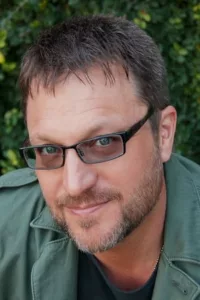 Steve Blum is an American voice actor, especially for animated film and television productions.   Date d’anniversaire : 29/04/1960