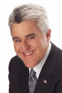 James Douglas Muir Leno is an American television host, comedian, and writer. After doing stand-up comedy for years, he became the host of NBC’s The Tonight Show with Jay Leno from 1992 to 2009.   Date d’anniversaire : 28/04/1950