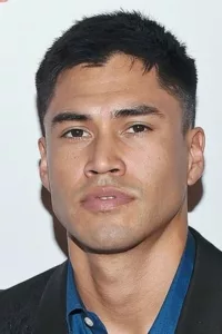 Martin Sensmeier is an American film and television actor and model of Tlingit, Koyukon-Athabascan, and Irish descent, best known for starring in the remake of the feature film « The Magnificent Seven ».   Date d’anniversaire : 27/06/1985