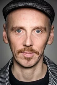 Ewen Bremner (born 23 January 1972) is a Scottish character actor. His roles have included Julien in Julien Donkey-Boy and Daniel « Spud » Murphy in Trainspotting and its 2017 sequel T2 Trainspotting. Bremner was born in Edinburgh, the son of two […]
