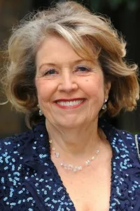 Anne Reid, MBE is an English stage, film and television actress, known for her roles as Valerie Barlow in the soap opera Coronation Street   Date d’anniversaire : 28/05/1935