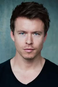 Todd Lasance is an Australian actor most famous for his roles on Home and Away as Aden Jefferies and The Vampire Dairies as Julian.   Date d’anniversaire : 18/02/1985