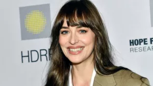 Dakota Johnson, prochainement vue dans Madame Web, a récemment attiré l’attention lors de sa tournée de promotion. Ses commentaires ont suscité des interrogations quant à leur sincérité. Voici quelques exemples où Dakota a laissé les spectateurs perplexes quant à son […]