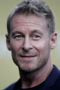 Richard Roxburgh is an Australian AFI Award-winning actor who has starred in many Australian films and has appeared in supporting roles in a number of Hollywood productions, usually as villains.   Date d’anniversaire : 23/01/1962