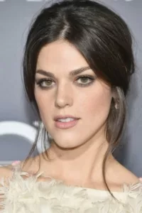 Callie Marie Hernandez (born 1988) is an American actress known for her roles in the films Blair Witch (2016), La La Land (2016), The Endless (2017), and Alien: Covenant (2017).   Date d’anniversaire : 24/05/1988