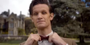 Matt Smith, l’acteur qui a interprété le onzième docteur dans « Doctor Who », a révélé les origines de son symbole emblématique, le nœud papillon. Smith a expliqué comment il a pris la décision de porter un nœud papillon comme touche finale […]